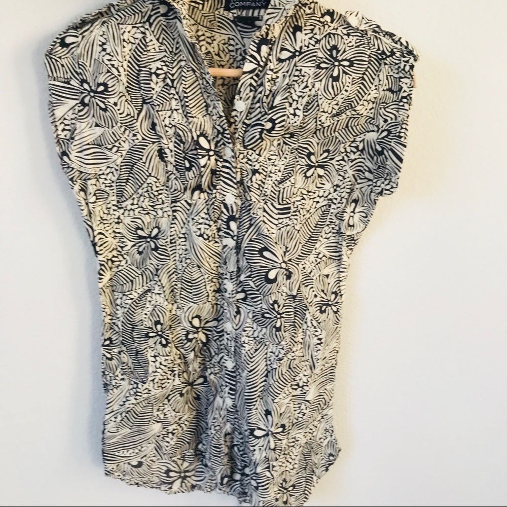 Taylor & co black & white Artsy pattern Floral
sleeveless Button Front Blouse